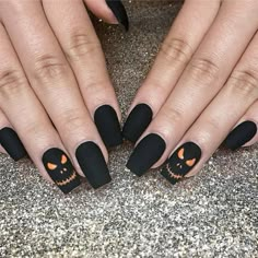 October Nails Halloween Black, Black Simple Halloween Nails, Matte Black Nails Halloween, Halloween Nails Coffin Shape Short, Fall Black Nail Designs, Black Nails With Pumpkin, Halloween Sns Dip Nails, Black Halloween Nails Square, Solid Halloween Nails