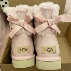 Pink Fall Outfits, Coquette Winter, Cute Uggs, Uggs With Bows, Boots For Winter, Pretty Sneakers, Pink Uggs, Trendy Outfit Ideas