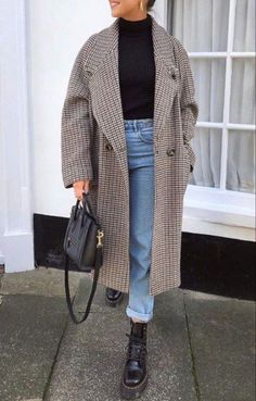 Long Plaid Coat, Mantel Outfit, Leggings Outfit Fall, Checked Coat, Doc Martens Outfit, Fall Fashion Coats, Trendy Outfits Winter, Trendy Boots