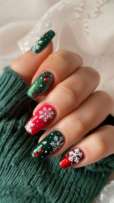 Christmas Nails Gels, Holiday Short Nails, Nail Art Noel, Festive Manicure, Glittery Nails