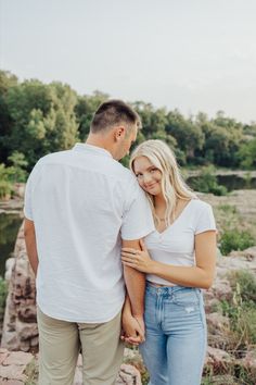 Couples Photoshoot | Engagement Pictures | Iowa Wedding Photographer | Couples Photoshoot Poses Prenup White Outfit, White Shirt And Jeans Outfit Photoshoot Couple, White T Shirt Couple Photoshoot, Engagement Photos White Shirt And Jeans, Simple Engagement Photos Casual