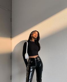 Ideas para usar letaher pants en primavera Leather Fashion Aesthetic, Blank Wall Photoshoot Ideas, Edgy Poses, Instagram Model Poses, Classy Poses, Leather Pants Outfits, Pose Inspo Instagram, Foto Insta, Leather Pants Outfit