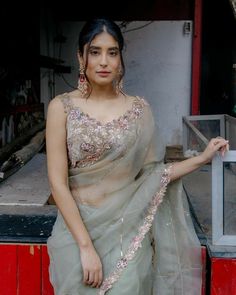 Sarees For Youngsters, Lengha For Wedding Guest, Farewell Sarees Blouses Designs, Saree Graduation Look, Elegant Saree Party Wear Indian Weddings, Sarees For Sangeet, Farewell Sarees School Ideas 2024, Sarees For Graduation Day, Blouse For Organza Saree