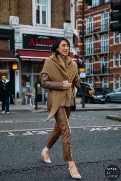 London Fall 2020 Street Style: Eva Chen - STYLE DU MONDE | Street Style Street Fashion Photos Eva Chen Eva Chen Style, Eva Chen, 2020 Street Style, London Fall, Reportage Photography, Fallen London, Winter 2022, Style Trends