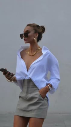 Date night outfit, womens white blouse, date night inspo, business casual outfit inspo, chic outfit inspo, simple trendy outfit, white button up shirt, fall outfit inspo No Curves Body Shape Outfits, Outfit Jupe, Looks Vintage