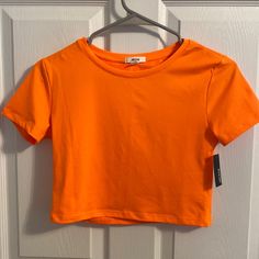 Never Worn With Tag Polyester Orange Short Sleeve Crop Top, Trendy Orange Short Sleeve Crop Top, Orange Short Sleeve Casual Crop Top, Casual Orange Short Sleeve Crop Top, Basic Orange T-shirt For Spring, Trendy Orange Crop Top, Basic Orange Tops For Summer, Stretch Orange T-shirt Casual Style, Nova Fashion