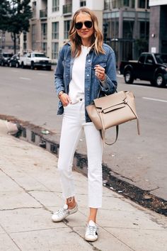 girl standing on a sidewalk in front of a road Witte Jeans Outfit, White Jeans Outfit Summer, White Jeans Fall, How To Wear White Jeans, Womens White Jeans, Look Jean, Jean Jacket Outfits