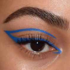 Graphic Makeup, Graphic Eyeliner, Eye Makeup Designs, Colored Eyeliner