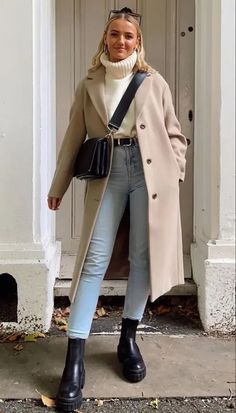 Peacoat Outfit, Mantel Outfit, Looks Adidas, 00s Mode, December Outfits, Stile Blair Waldorf, Adrette Outfits, Makeup Pics, Trench Beige