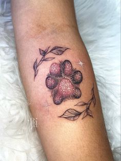 Uma tatuagem de uma pata de cachorro em glitter rosa com ramos de folhas Unique Hand Tattoos, Tattoo Apprenticeship, Small Quote Tattoos, Bad Tattoos, Glitter Art, Subtle Tattoos