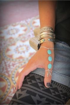 Pretty and looks easy to make Diy Armband, Bohol, Silver Feather, Stacked Jewelry, Turquoise Howlite, Boho Jewelry, Summer Time, Body Jewelry, Jewelry Inspiration