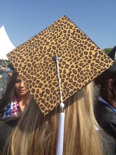 This is how I want to decorate my cap! Caps Design, Grad Caps, Graduation Cap Designs, Graduation Cap Decoration, Cap Decorations, Senior Picture Outfits