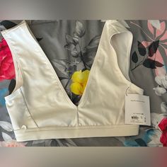 Victorias Secret White Vsx Sports Bra V-neck Sports Bra For Gym In Summer, White V-neck Sporty Crop Top, Sporty White V-neck Crop Top, Fitted V-neck Crop Top For Gym, V-neck Crop Top For Gym, White V-neck Bra Friendly Tops, White V-neck Top Bra Friendly, White V-neck Bra-friendly Tops, White V-neck Tops, Bra Friendly