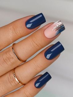 short acrylic dark blue nails with abstract design Gel Nail Simple Designs Short Nails, Nail Ideas For New Years 2024, January Gel Nails, Navy Nails, Navy Blue Nails, Nagellack Trends, September Nails, Fall Nail Trends, Nails Trends