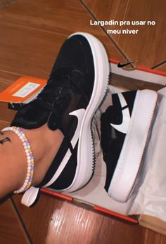 Fashion Athletic Shoes, Nike Tenis, Tenis Nike, Nike Air Shoes, Cute Nike Shoes, Wardrobe Tips, Cute Sneakers, Outfits Chic, Hype Shoes