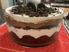 an oreo cookie dessert in a glass dish