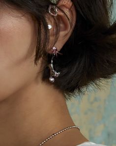 Matériaux : Alliage métallique, résine Pink Cat Design Earrings With Cat Ears Shape, Pink Cat Ears Jewelry As A Gift, Pink Cat Ears Jewelry As Gift, Pink Cat Design Jewelry With Cat Ears, Black Cat Design, En Route Jewelry, Bow Earrings, Pearl Flower, Butterfly Earrings