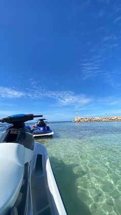 two boats are in the water near each other