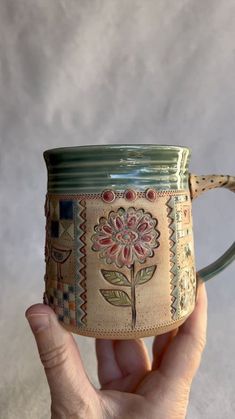 Cool Shaped Mugs, Pottery Gift Ideas Diy, Cool Mugs Ceramics, Pottery Project Ideas, Pretty Ceramics, Aesthetic Mugs, Mugs Aesthetic, Creative Mugs, Mug Ideas