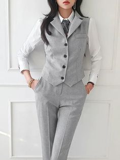 Office Outfit Accessories, Womens Two Piece Suit, Female Tailored Suit, Pantsuit Outfit Formal, Womens In Suits, Formal Evening Outfits For Women, Girls Formal Outfit, Formal Woman Outfit