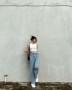 Dufan Outfit Ideas, Wall Poses Instagram, Face Hide Poses, Ootd Poses, Outfit Ideas For Spring, Korean Outfit Street Styles, Stylish Photo, Stylish Photo Pose