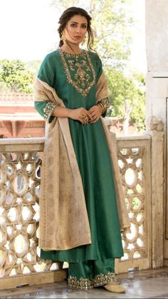 Kurti Style, Velvet Dress Designs, Kurta Set For Women, Salwar Kamiz, Silk Dresses, Traditional Indian Outfits, Dress Design Patterns, Wedding Clothes, Designer Party Wear Dresses