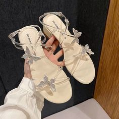 Sandal Tali, Butterfly Sandals, Pretty Sandals, Fashion Shoes Heels, Cute Shoes Heels, Modern Sandals, Shoes Heels Classy, Heels Classy, Fancy Shoes