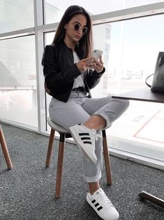 Wine And Paint Outfit Ideas, Outfit Casual Tenis, Jeans Day At Work, Professional Casual Outfit, Outfits Juvenil, Casual Chic Outfits, Friday Outfit, Business Casual Outfits For Women