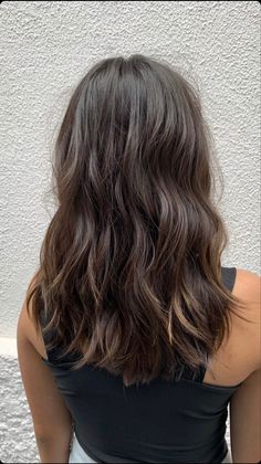 Brown Hair Inspo Brunettes Short, Medium Brown Deminsional Hair, Wavy Brown Hair Medium Length, Hair Cuts For Brunettes Mid Length, Chocolate Brown Hair Mid Length, Mid Length Chocolate Brown Hair, Mom Chop Hair Brunette, Haircut Inspo Medium Length, Haircuts For Thick Brown Hair