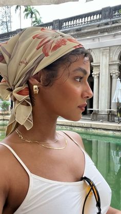 Silk Headscarf Styles, Scarf Hairstyles Curly Hair, Headscarf Outfit, Head Scarf Summer, Headscarf Styles, Head Scarf Outfit, Short Hair Inspiration, Trendy Short Hairstyles, Head Bandana