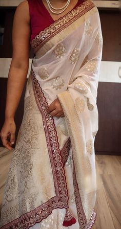 *Wedding attire* Adorn yourself in this beautiful and charming sona chandi weaving on pure khaddi georgette designer saree in sabyasachi scallop intricate borders 💕💕 *kanchi borders meets the tradition* With contrast blouse piece            length: 5.50 Meters || Blouse fabric length: 1.00 Meter  ✅ Occasion: Festival Special | Indian Wedding | Engagement Ceremony | Award Ceremony and Business Functions | Partywear | Sangeet wear | Christmas Day | Haldi wear | Mothers day special | Baby-Shower wear | Bridesmaid Saree blouse stitching available but extra charge will be applicable... Banarasi Saree Look For Wedding, Partywear Sarees Designer, Indian Wedding Engagement, Haldi Wear, Partywear Sarees, Designer Sari, Simple Saree Designs, Silk Design, New Saree Designs