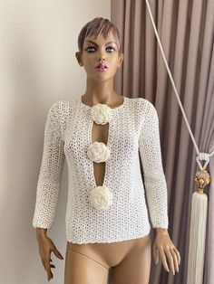 I used a silky thread. A blouse with a lace look. The roses in the front provide a very stylish integrity. I can make it for you according to the size you want. Elegant Beige Lace Top With Crochet Details, Beige Chic Crochet Lace Top, Fitted Beige Lace Crochet Top, Crochet Top Long Sleeve, Long Sleeve Crochet Top, Lace Top Crochet, Beige Lace Crochet Top With V-neck, Sleeve Crochet Top, Lace Crochet Top