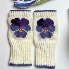 Small Yarn Projects, Purple Aesthetic Clothes, Functional Crochet Projects, Cute Knitting Ideas, Unique Knitting Projects, Knit Fingerless Gloves, Purple Pansy, Yarn Thread, Fingerless Gloves Knitted