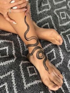 Tatuagem feminina
Tatuagem
Tatto Tiny Foot Tattoos, Wrap Around Wrist Tattoos, Blackwork Tattoos, Snake Tattoo Design, Leg Tattoos Women, Best Friend Tattoos, Snake Tattoo