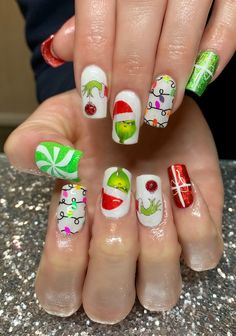 Grinch Christmas Nail Designs, Short Grinch Nails, Christmas Grinch Nails, Christmas Fingernails Designs, Christmas Manicures, Christmas Present Nails, Black Acrylic Nail Designs