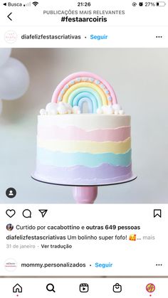 a cake with rainbow frosting on top of it and the caption is in spanish