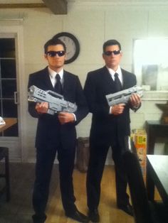 Black Suit Halloween Costume Men, Men In Black Duo Costume, Men In Black Costumes, Men Halloween Costume Ideas, Couple Customes, Men In Black Costume Ideas, Best Duo Costumes, Black Costume Ideas, Matrix Costume