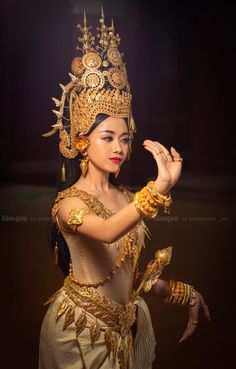 cambodia Khmer Tattoo, Modern Dance Costume, Traditional Thai Clothing, Dance Photography Poses, Khmer Wedding