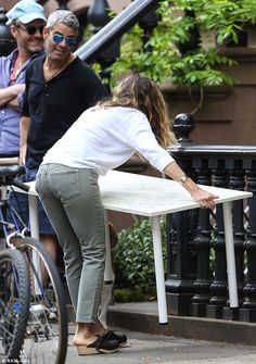 Sarah Jessica Parker Body Fitness, Sarah Jessica Parker Style 2022, Sarah Jessica Parker Street Style 2022, Sarah Jessica Parker Hair And Just Like That, Sarah Jessica Parker Matthew Broderick