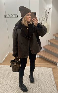 Oversized Brown Outerwear For Winter, Oversized Brown Fall Outerwear, Dark Brown Shearling Jacket Outfit, Winter Brown Shearling Outerwear, Zara Faux Fur Coat Brown, Nyc Outfits, Ootd Winter, Winter Fit, Bad Gal