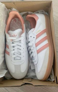 Pink And White Sambas, Adidas Samba Pink, Pink Sambas, Looks Adidas, Samba Adidas, Adidas Samba Outfit, Samba Shoes, Pretty Sneakers, Samba Outfit