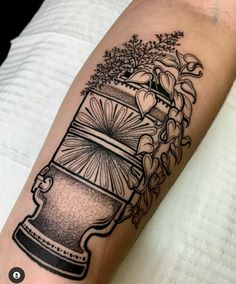 Tatuagem de um filtro de barro com plantas saindo de seu interior Tattoo Para, Tatoo Inspiration, Tattoo Inspo, Polynesian Tattoo, Sleeve Tattoos, Piercings, Tattoos, Instagram Photo, On Instagram