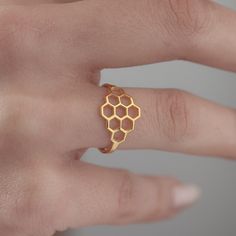 Hexagon Band Ring, Honeycomb Ring in Sterling Silver is made by hand in our workshop with care. All our jewelry is the most elegant choice for the Bridesmaids, friends, your loved ones and for yourself. Hexagon Band Ring, Honeycomb Ring in Sterling Silver * Material: High Quality Solid 925 Sterling Silver. * Finish: Sterling Silver ∙ Gold ∙ Rose Gold. * All our jewelry is custom made by hand with care in our workshop.  HOW TO ORDER ❓ * Select your ring COLOR. * Choose your ring size from ring si Gold Hexagon Ring As Gift, Honeycomb Ring, Jewellery Sketches, Geometric Ring, Ring Color, Wedding Hats, Boho Ring, Favorite Rings, Silver Material