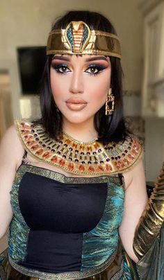 Queen Of Nile Makeup, Cleopatra Makeup Ideas, Egyptian Goddess Makeup, Cleopatra Eye Makeup Tutorial, Makeup Highlight, Celestial Wedding Theme, Goddess Makeup