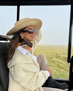 Elevate your safari experience with these casual and classy travel outfit essentials! Perfect for women traveling to South Africa, Tanzania, and Namibia, our guide features elegant and comfortable outfit ideas that are ideal for the wild, just like this safari outfit with a cream cardigan and a sun hat. Latina Outfits, Boyfriend Outfit