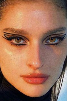 Eyeliner Aesthetic, Black Eyeliner Makeup, Graphic Eyes, Show Makeup, Graphic Makeup