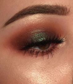 Beauty And Cosmetics, Green Smokey Eye, Ethereal Makeup, Unique Makeup, Brown Makeup, Green Eyeshadow, Makeup Eyes, Aesthetic Inspiration, Fall Makeup