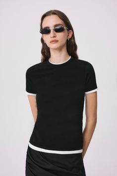 The Roll Contrast Edge T-Shirt epitomizes simplicity with its minimalist, slim fit and contrast edges. It's the perfect wardrobe staple, blending elegance with timeless style.