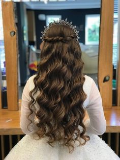 Prom Hair With Crown, Debut Hairstyles With Crown, Debut Hairstyles, Hair Styels, Quinceanera Decorations, Quinceanera Hairstyles, Drama Ideas, Quince Hairstyles, Long Hair Wedding Styles