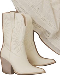 Chic Off White Boots For Fall, White Western Boots For Spring, White Fitted Summer Boots, Fitted White Summer Boots, Fitted White Boots For Summer, White Western Style Summer Boots, Chic White Winter Boots, Chic White Fitted Boots, Chic Fitted White Boots